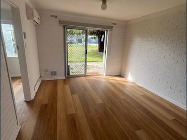 Newly renovated open plan 1 bedroom central location