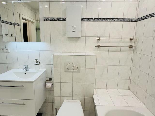 Newly Renovated & Modern: Fully Furnished 3 Bedroom Apartment near Düsseldorf, Duisburg Amsterdam Apartments for Rent