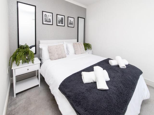 Newly Renovated Modern 3BR Home Near the River