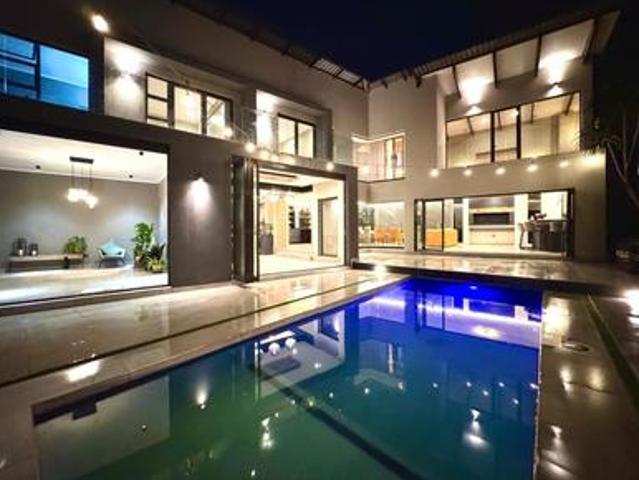 newly renovated masterpiece in the h.