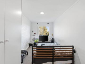 NEWLY RENOVATED, NEW AIR CON, POOL IN COMPLEX, WALK TO SHOPS, TRANSPORT, CAFES