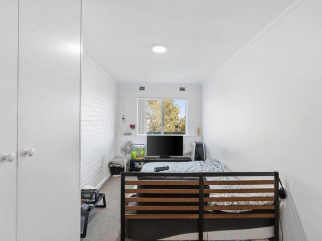 NEWLY RENOVATED, NEW AIR CON, POOL IN COMPLEX, WALK TO SHOPS, TRANSPORT, CAFES