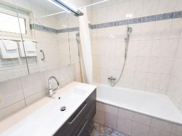 Newly renovated, spacious apartment with balcony, Graz Amsterdam Apartments for Rent