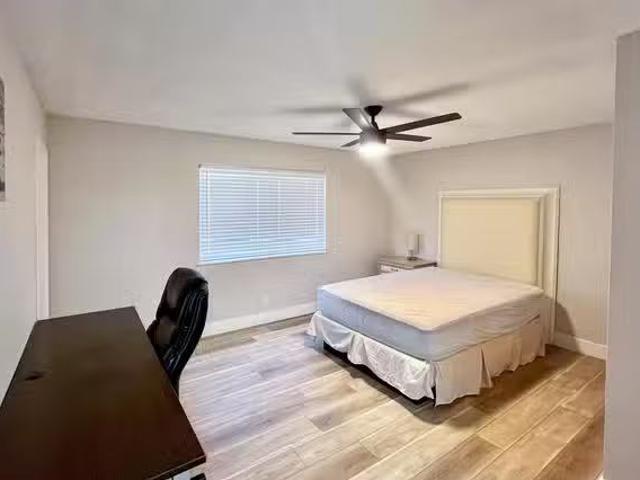 Newly renovated & spacious Las Vegas House with Workspace id.