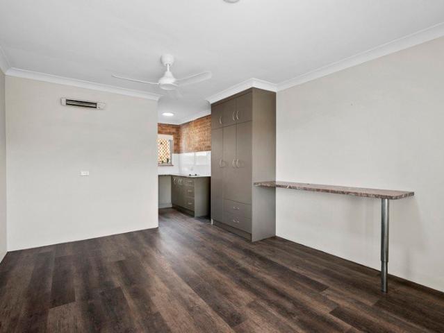 Newly Renovated Studio Apartment Easy Walk to Beach & Cafe's