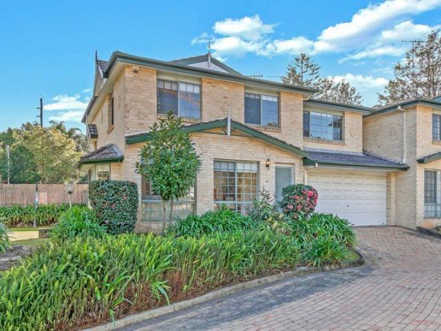 Newly renovated Stunning Three Bedroom Townhouse For Leasing