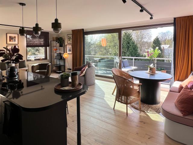 Newly renovated sunny penthouse with spacious terrasse near Alster