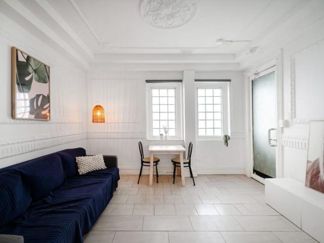 RENOVATED ROOM WITH PRIVATE SHOWER Sharing Large Fully equipped kitchen, living room and laundry weekly clean
