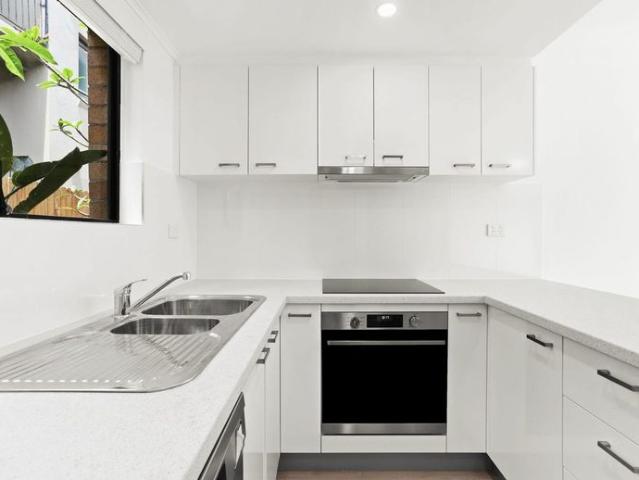 Newly Renovated Townhouse, Only 350 Metres To Bondi Beach
