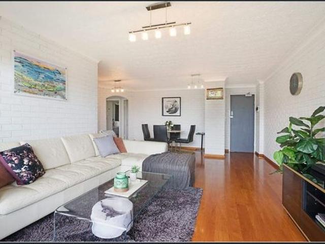 Newly renovated top floor apartment with stunning views!
