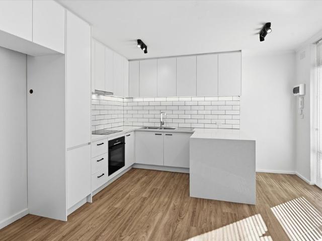 NEWLY RENOVATED TWO BEDROOM APARTMENT IN GREAT LOCATION!
