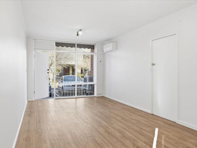 NEWLY RENOVATED TWO BEDROOM APARTMENT IN GREAT LOCATION!