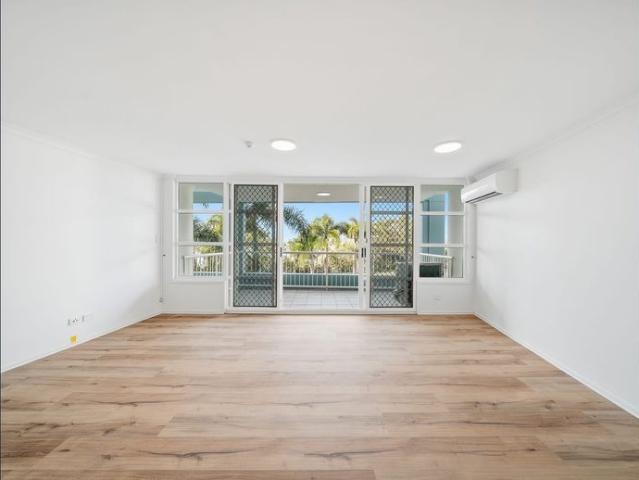 Newly Renovated unit Water views 200m to Redcliffe central!