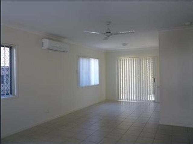 NEWLY RENOVATION TWO AIR CON LUXURY 3BDM TOWN HOUSE FOR RENT WALK TO EVERYTHING