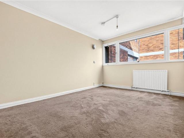 Newly redecorated three bedtoom triplex on second/lower and upper third floors lift in building of almost 900 sq ft with private balcony. EPC rating: C