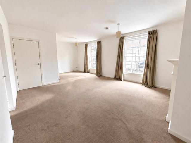 Newly redecorated spacious duplex apartment in central Winchester with lovely Cathedral views entitled to permit parking