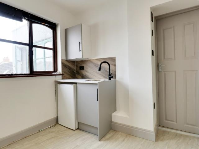 Newly Redecorated Studio Room in HMO, Single Occupants Only