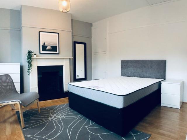 Newly refurbished 4 bedrooms min mile end tube