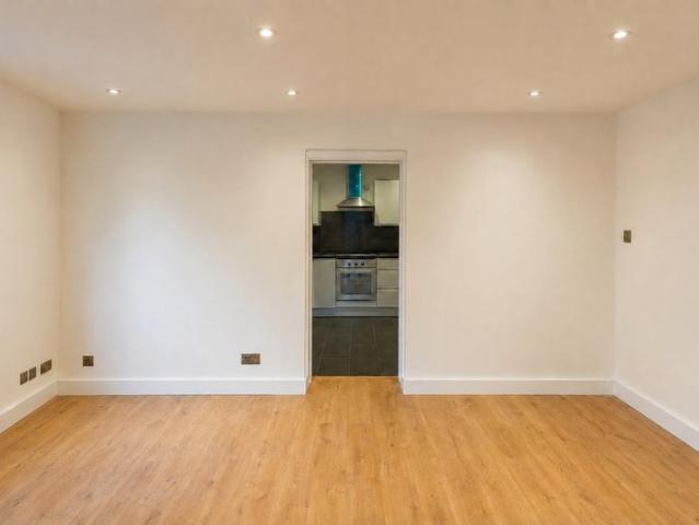 Newly Refurbished 1 Bed Flat with Parking