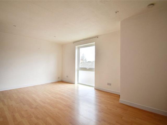Newly refurbished 1 bedroom apartment to rent in Cambridge within walking distance of the City centre. Garage. Unfurnished