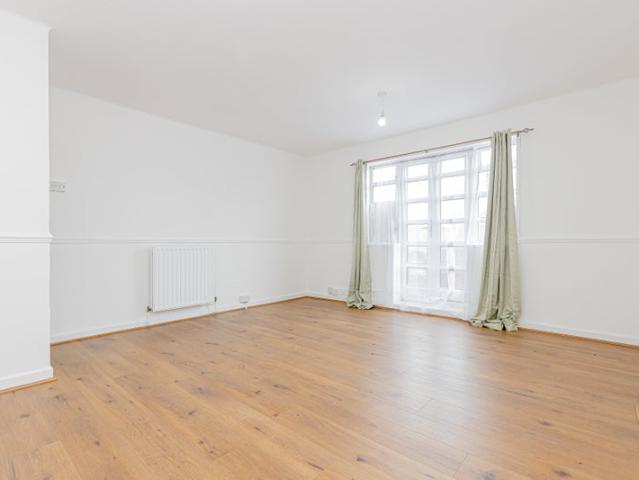 Newly refurbished 2 bedroom flat with balcony