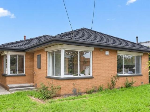 Newly refurbished three bedroom two bathroom residence in convenient location