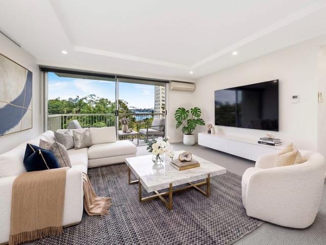 Newly refurbished apartment with Harbour Bridge views and LUG