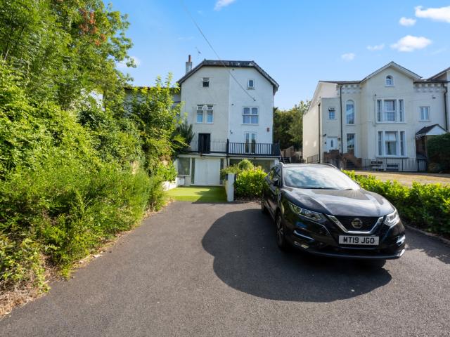 Newly Refurbished Ground Floor Flat, Walk to Bluewater & Station