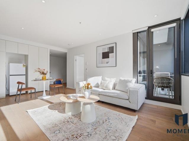 Newly Refreshed 1 Bedroom + Study with Balcony in Victoria Harbour