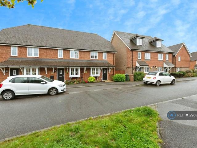 Newman Road, Horley, RH6 3 bed semi detached house to rent £2,000 pcm £462 pw