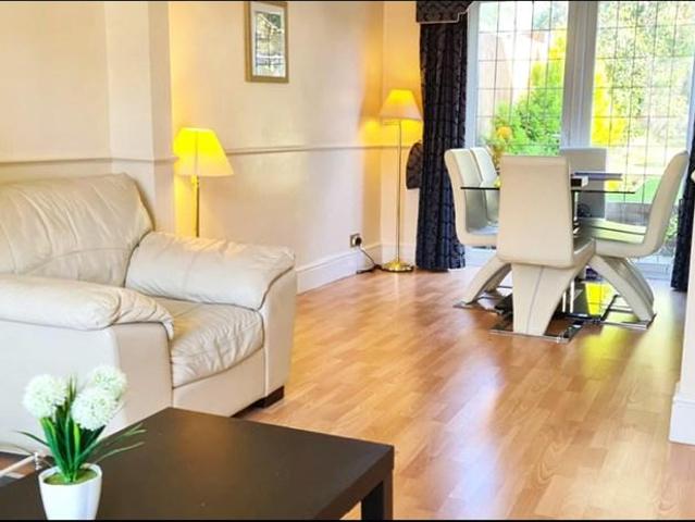Newmarket Way, Hornchurch, RM12 3 bed end of terrace house to rent £2,295 pcm £530 pw