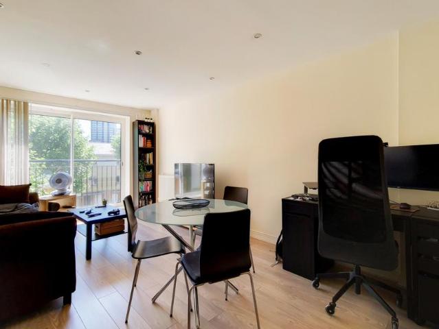 Newport Avenue, London E14 1 bed flat to rent £1,750 pcm £404 pw