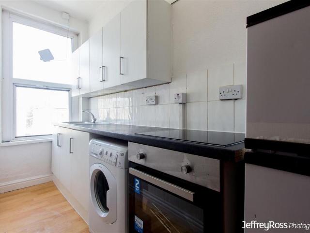 Newport Road, Cardiff CF24 2 bed flat to rent £795 pcm £183 pw
