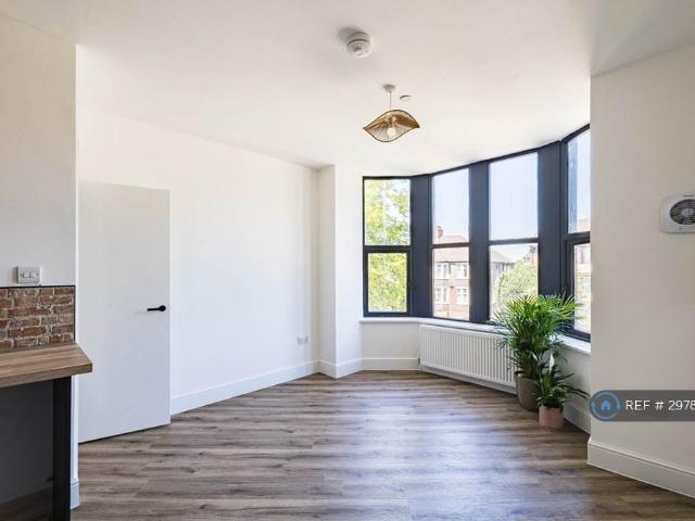 Newport Road, Cardiff, CF24 2 bed flat to rent £1,350 pcm £312 pw