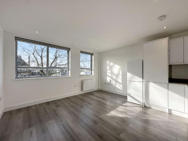 Newport Road, Hayes, Greater London, UB4 2 bed apartment to rent £1,550 pcm £358 pw