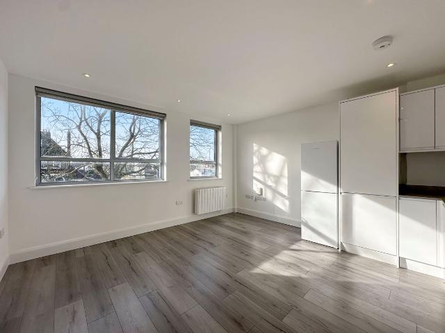 Newport Road, Hayes, Greater London UB4, 2 bed flat to rent, £1,550 pcm | PrimeLocation