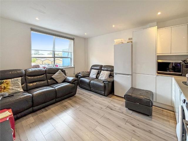 Newport Road, Hayes, UB4 2 bed apartment to rent £1,545 pcm £357 pw