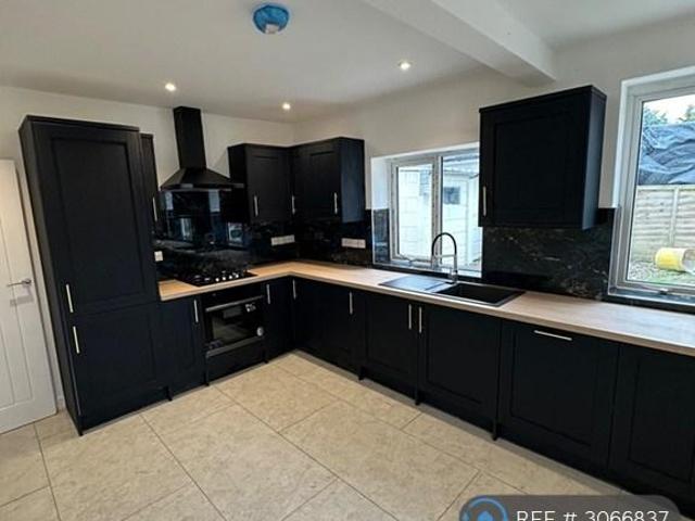 Newport Road, Newbury, RG14 3 bed bungalow to rent £1,850 pcm £427 pw