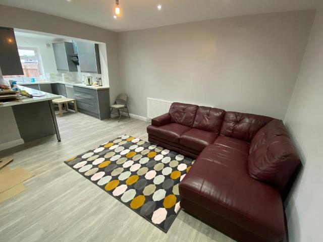 Newport View, Leeds LS6 6 bed semi detached house to rent £2,860 pcm £660 pw