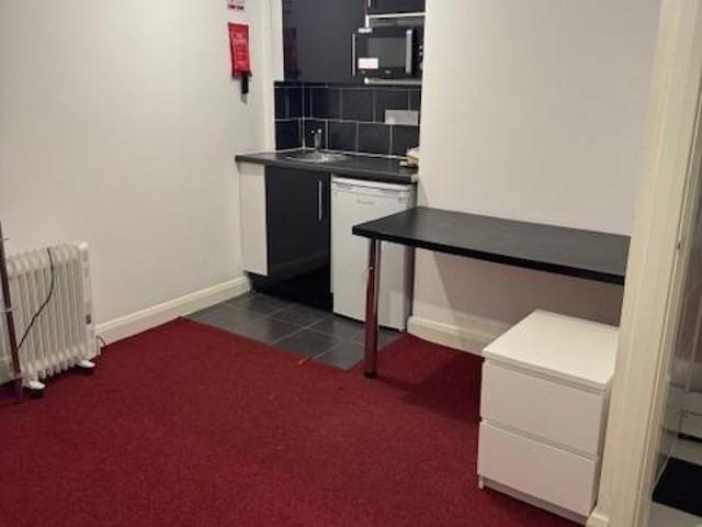 Newsome Road, Huddersfield HD4 Studio to rent £550 pcm £127 pw