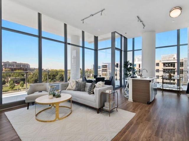Next Apartments Studio Apartment for Rent at 347 W Chestnut St, Chicago, IL 60610 Near North Side