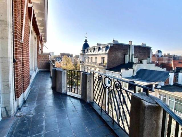 Next to Place Brugmann, superb renovated flat
