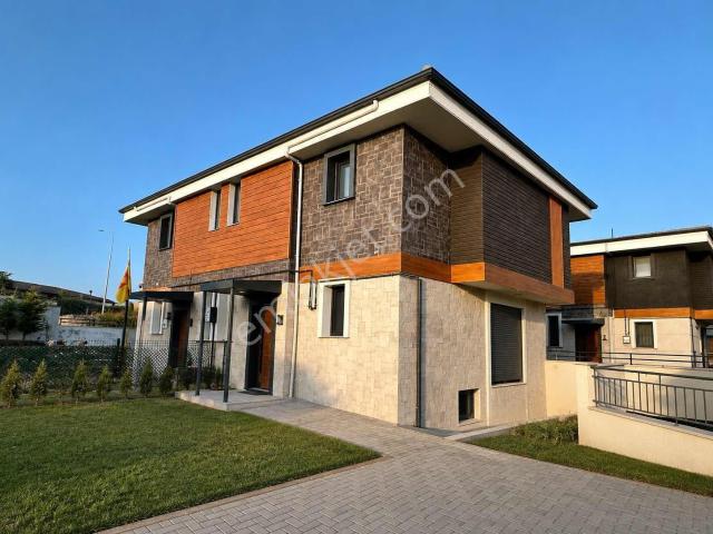 Nezih Bölgede Havuzlu Otoparklı 4+1 Villa