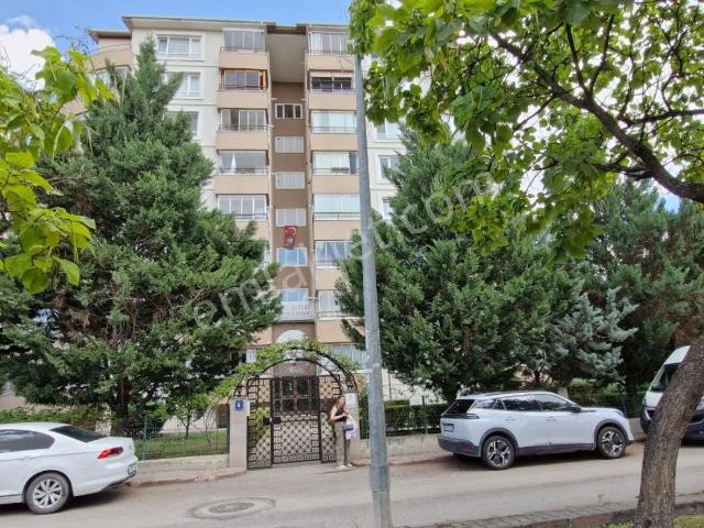 Nezih Site İçerisinde Geniş Bakımlı 3+1 Daire