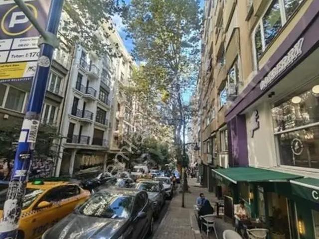 Nişantaşı Şakayık Sokak'ta Yaşamın Kalbinde Kiralık 2+1 Daire