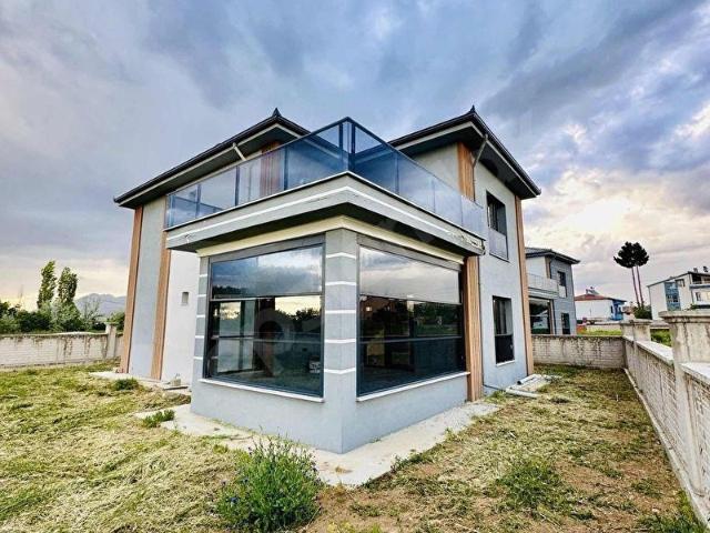 Niğde Bor Sıra Söğütlerde 4,5 + 1 Lüks Villa