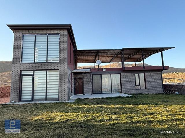 NİĞDE EMLAK MRKZNDEN KÜÇÜKKÖY'DE 4+1 SATILIK LÜKS MÜSTAKİL EV