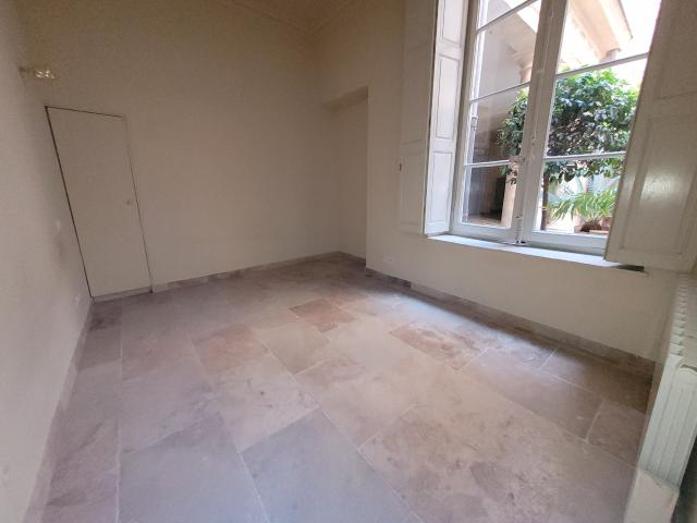 Nîmes, appartement 2 pièces à louer