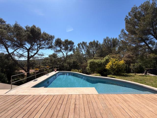 NIMES CARREAU DE LANES Magnifique maison 5 pièces de 230 m2 avec piscine chauffée et jardin