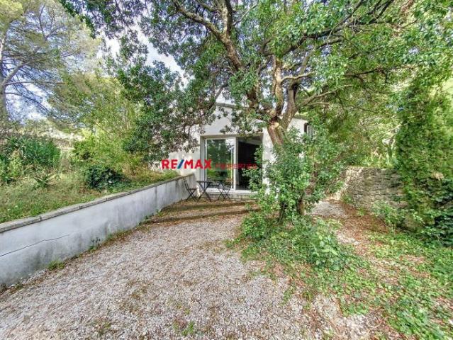 NIMES CASTANET: Maison de type 2 avec terrasse et stationnement